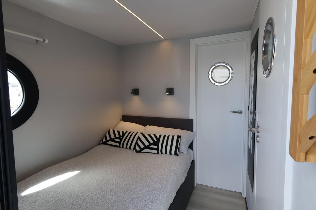 Camera da letto con oblò e porta del bagno