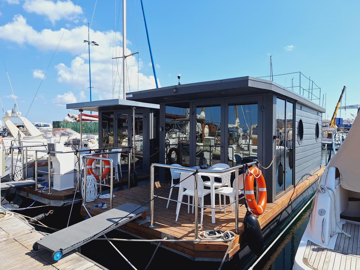 Le due houseboat Seabreeze al pontile di Alghero