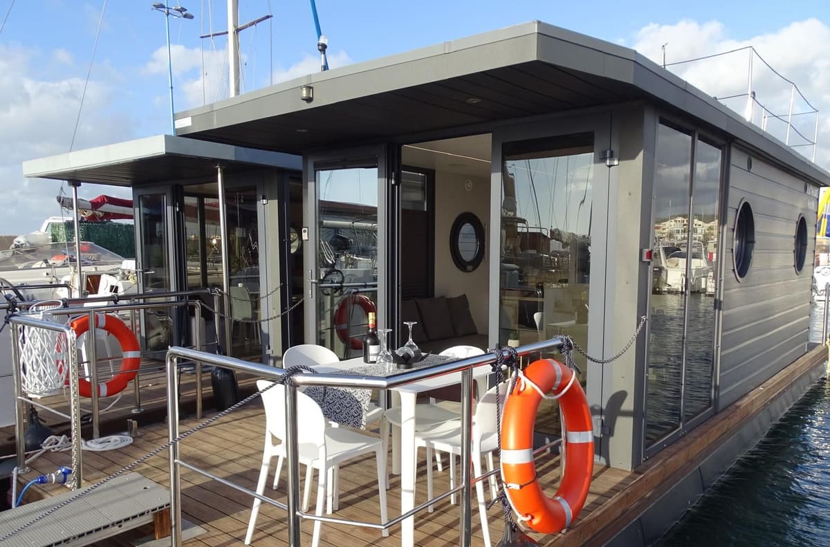 Due houseboat ormeggiate una accanto all'altra nel porto