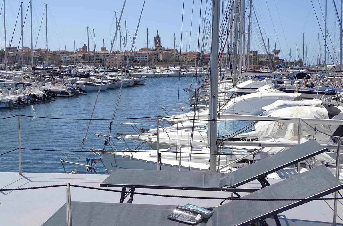 Dal solarium: il porto e il campanile della cattedrale