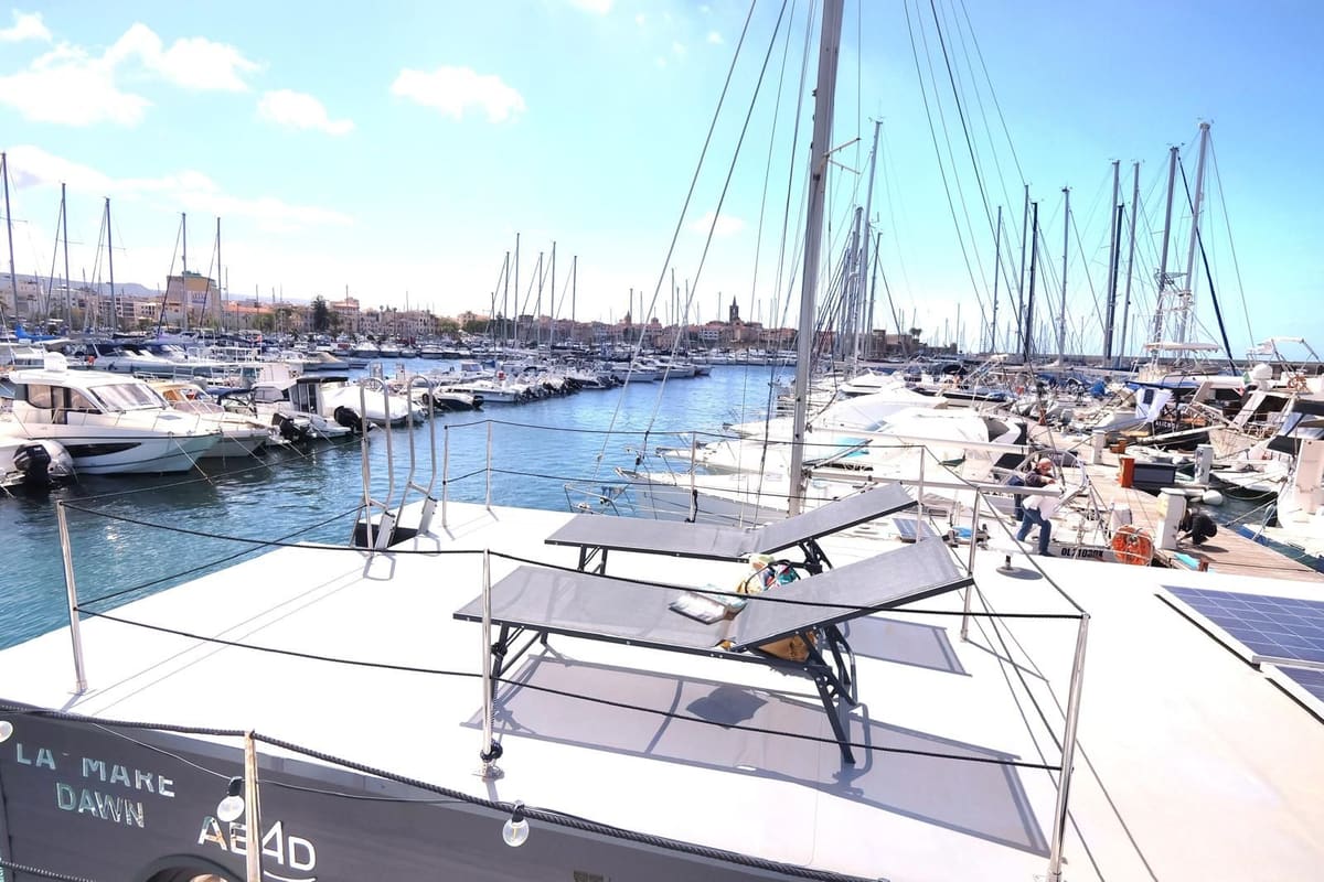 Il solarium della houseboat affacciato sul porto e sul campanile della cattedrale di Alghero